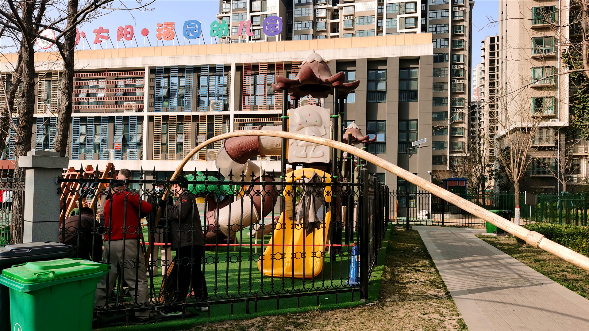 春暖花開季，物業(yè)班組檢修忙 (2)_副本.jpg